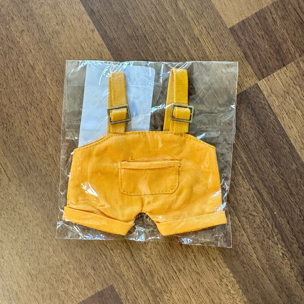 Labubu clothes- yellow